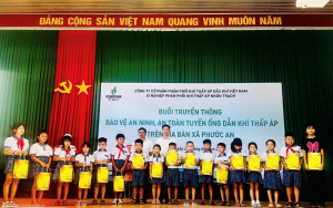 Trao tặng 20 suất quà cho học sinh nghèo, khó khăn của trường Tiểu học Phước An