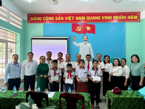 Trao tặng học bổng cho các em học sinh nghèo, hiếu học trường Tiểu học Phước An