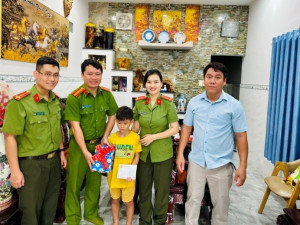 Công an xã Phước An thăm, tặng quà con nuôi nhân dịp năm học mới 2025 – 2026