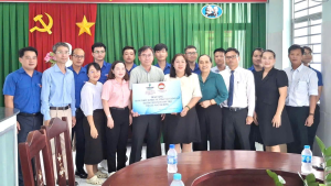 Công ty Điện lực dầu khí Nhơn Trạch trao tặng thiết bị phục vụ dạy học trị giá hơn 142 triệu đồng cho trường Mầm non Phước Long và trường Mầm non Long Thọ