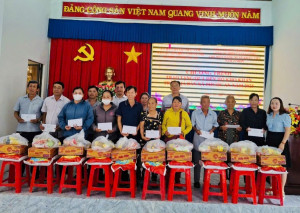 Trao tặng 30 phần quà đến hộ khó khăn trên địa bàn xã Phước An