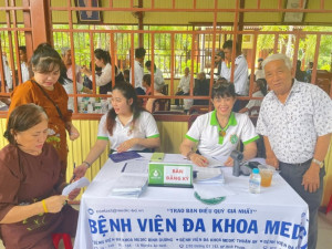 Tặng quà, khám bệnh, tư vấn và cấp phát thuốc miễn phí cho người dân trên địa bàn xã Phước An
