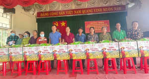 Trao tặng 200 phần quà cho các hộ nghèo, có hoàn cảnh khó khăn trên địa bàn xã Phước An