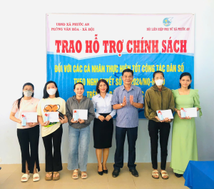 Trao tiền hỗ trợ chính sách cho 34 cá nhân thực hiện tốt công tác dân số theo Nghị quyết 32/2024/NQ-HĐND của tỉnh Đồng Nai