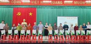 Trao tặng 100 phần gạo cho hộ khó khăn trên địa bàn xã Phước An