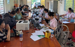 Giải ngân hơn 1 tỷ đồng cho người dân tại điểm giao dịch xã Phước An