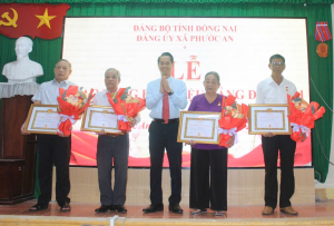 Tổ chức lễ trao tặng Huy hiệu Đảng cho các đảng viên cao tuổi Đảng đợt 7/11