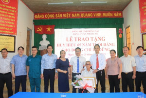 Trao huy hiệu 65 năm tuổi Đảng trước thời hạn cho đảng viên xã Phước An