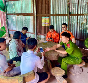 Công an xã Phước An hỗ trợ người dân cài đặt, kích hoạt và sử dụng ứng dụng VNETraffic và lắp đặt 400 biển cảnh báo phòng chống tội phạm tại các khu dân cư