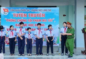 Công an xã Phước An tuyên truyền về phòng chống tội phạm ma túy, bạo lực học đường và đảm bảo trật tự an toàn giao thông cho các em học sinh trường THCS Long Thọ