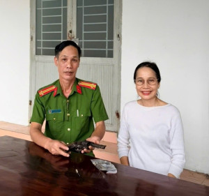 Công an xã tiếp nhận súng, đạn là kỷ vật chiến tranh do người dân tự nguyện giao nộp