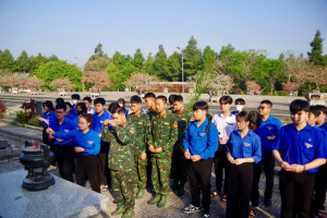 Đoàn xã Phước An phối hợp cùng Lữ đoàn Phòng hóa 87 tổ chức hoạt động “Về nguồn” tại Nghĩa trang liệt sĩ Nhơn Trạch