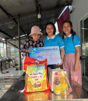 Hội Phụ nữ xã Phước An trao tặng “Hũ gạo tình thương”