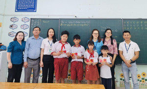 Trao 04 suất học bổng và quà cho học sinh mồ côi có hoàn cảnh khó khăn trên địa bàn xã Phước An