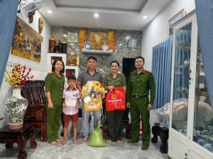 Công an xã Phước An thăm, tặng quà con nuôi nhân dịp Tết Nguyên đán 2026