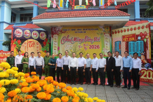 Đoàn linh mục các Giáo xứ đến thăm và chúc Tết Đảng ủy - HĐND - UBND - UBMTTQVN xã Phước An