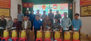 Trao 170 phần quà tết cho các hộ chính sách, hộ nghèo, hộ khó khăn trên địa bàn