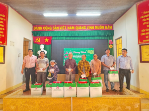Phòng giao dịch NHCSXH Nhơn Trạch trao quà tết, lan tỏa yêu thương tại xã Phước An