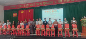 Tiếp tục trao 200 phần quà cho các hộ gia đình chính sách, hộ nghèo, hộ khó khăn vui xuân đón Tết cổ truyền