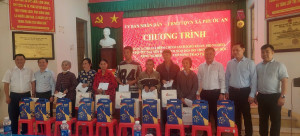 Trao 40 phần quà Tết cho các hộ vượt nghèo thành công