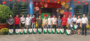 BIDV Đông Đồng Nai và Phòng giao dịch Vietcombank chi nhánh Hiệp Phước trao quà Tết cho các hộ gia đình chính sách, hộ khó khăn