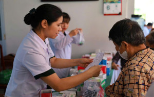 Đưa 100 gia đình chính sách tham gia chương trình khám bệnh, cấp thuốc miễn phí
