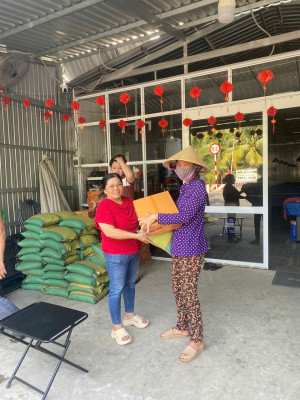 Chi hội phụ nữ Ấp 2 trao tặng 70 phần quà đến các gia đình khó khăn