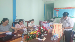 Cán bộ, công chức Phòng Văn hóa – Xã hội xã Phước An tất bật chuẩn bị cho công tác bầu cử