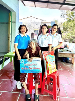 Hội Phụ nữ xã Phước An trao tặng 16 phần quà trong các Chương trình an sinh xã hội do Hội phát động