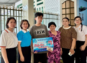 Ấm áp chương trình “Tiếp sức đến trường” và “Tủ quần áo miễn phí” tại xã Phước An