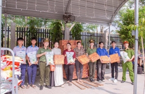 Xã Phước An: Trao tặng 330 phần quà cho người dân có hoàn cảnh khó khăn