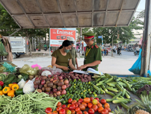 Công an xã Phước An tăng cường tuyên truyền, xử lý vi phạm lấn chiếm vỉa hè, lòng đường
