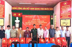 Quân khu 7 tổ chức trao tặng 57 phần quà cho gia đình chính sách, gia đình có hoàn cảnh khó khăn trên địa bàn xã Phước An