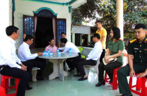 Lãnh đạo xã Phước An thăm, tặng quà gia đình chính sách nhân kỷ niệm 51 năm Ngày Giải phóng miền Nam