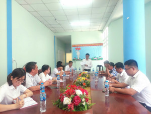 UBND xã Phước An làm việc với Trung tâm Dịch vụ tổng hợp xã và trao quyết định tiếp nhận viên chức