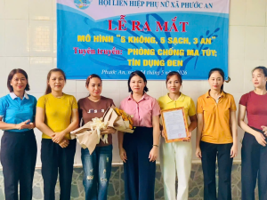 Hội Phụ nữ xã Phước An ra mắt mô hình “5 không, 3 sạch, 3 an” và trao quà cho cho hội viên khó khăn