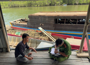 Công an xã Phước An rà soát hơn 200 nhân khẩu tại các bè nổi, ghe đón đáy trên sông
