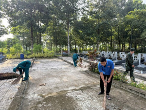 Xã Phước An: Lực lượng quân sự xã phối hợp với Đoàn TNCS.HCM ra quân vệ sinh, chỉnh trang Nghĩa trang Liệt sĩ Nhơn Trạch