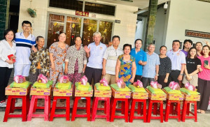 Xã Phước An: Trao tặng 200 phần quà và 36 suất học bổng cho cho hộ nghèo và học sinh có hoàn cảnh khó khăn