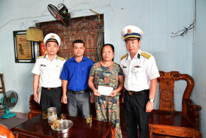 Trung tâm Huấn luyện Vùng 2 Hải quân thăm, tặng quà gia đình chính sách tại xã Phước An