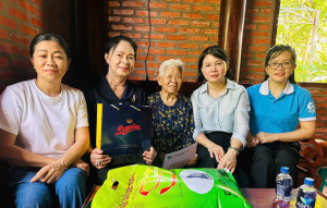 Hội Liên hiệp Phụ nữ (LHPN) xã Phước An thăm, tặng quà cho cách mạng lão thành, nữ tù chính trị và gia đình chính sách trên địa bàn