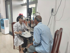 Xã Phước An tổ chức khám tầm soát các bệnh về mắt miễn phí cho hơn 300 người dân