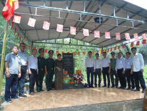 Phước An: Lãnh đạo xã tổ chức viếng Nhà bia ghi danh Liệt sĩ, thăm và tặng quà người có công với cách mạng nhân kỷ niệm 79 năm Ngày Thương binh - Liệt sĩ