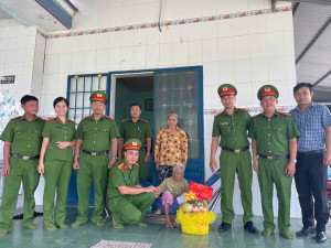 Đồn Công an Khu công nghiệp Nhơn Trạch tổ chức các hoạt động tri ân nhân kỷ niệm 79 năm Ngày Thương binh - Liệt sĩ tại xã Phước An