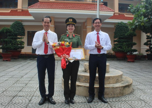 Đảng ủy xã Phước An khen thưởng đột xuất Thiếu tá Mạc Thị Trang đạt giải Ba Hội thi Báo cáo viên, tuyên truyền viên giỏi cấp thành phố