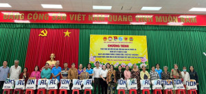 Trao quà đến hộ nghèo, hộ khó khăn và bảo trợ xã hội nhân dịp Quốc khánh năm 2026