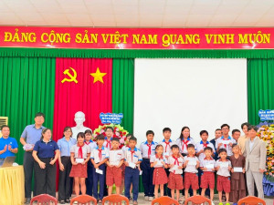 Xã Phước An trao 22 phần quà hỗ trợ học sinh và hộ dân có hoàn cảnh khó khăn