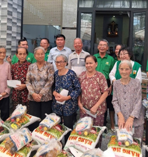 Trao tặng hơn 160 phần quà đến gia đình khó khăn và học sinh khó khăn vượt khó học tập tại ấp Nhơn Thanh
