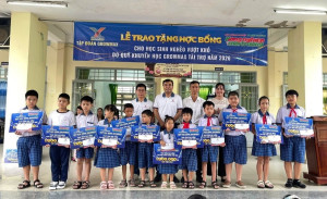 Trao tặng 15 suất học bổng tiếp sức học sinh có hoàn cảnh khó khăn tại xã Phước An