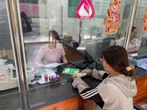 Giải ngân khoản vay đầu tiên cho người sau cai nghiện tại xã Phước An